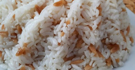Pilav tenceresine 1 kepçe eklendiğinde pilav lezzetli oluyor ve daha parlak oluyor
