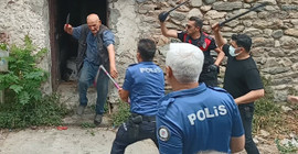 Çöp evini temizlemeye gelen ekibe direndi, polisi bıçakladı