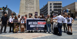 Sırrı Süreyya Önder, depremzede ailelerin başlattığı nöbete katıldı: 'Sorumlular hesap vermeli'