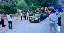 Dersim'de dağdan kopan kaya parçası seyir halindeki otomobile çarptı: 1 ölü, 2 yaralı