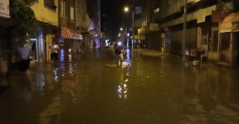 Samsun'da sağanak yağış: Sokaklar göle döndü