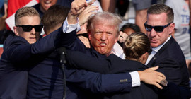 Sağlık kontrollerinin tamamlanmasının ardından hastaneden ayrılan Trump: Sağ kulağımın üst kısmından kurşunla vuruldum