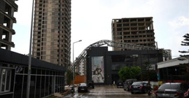 Adana'da etkili olan fırtınada bir inşaattaki kule vinç devrildi