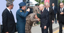 Özel Harekat amirleri Bahçeli'nin elini öpmek için sıraya girmiş