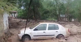 Erzurum'da sağanak yağış sele dönüştü: 16 ev kullanılamaz hale geldi, araçlar akıntıyla sürüklendi