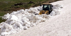 Van'da karla kaplı yayla yolları ulaşıma açıldı