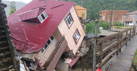 Giresun'da sağanak: İki katlı ev yan yattı