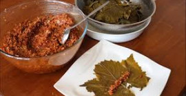 Yaprak sarmasına eklendiğinde lezzetini katlayan malzeme. Tüm aşçılar böyle hazırlıyor