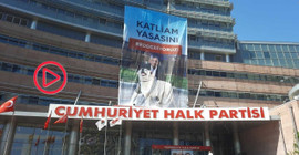 CHP Genel Merkezi'ne 'Katliam Yasasını Reddediyoruz' yazılı pankart asıldı
