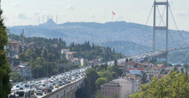 Motosiklet metrobüse çarptı, köprüde trafik kilitlendi