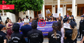 Adana'da kadınlardan polis ablukasında kayyım protestosu: 'Kadın kazanımlarını yok etmenize izin vermeyeceğiz'