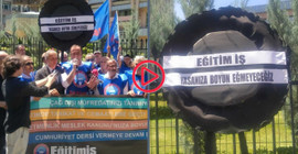 Eğitim-İş’ten MEB önünde siyah çelenkli protesto: 'Yasanıza boyun eğmeyeceğiz'