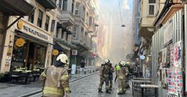 Beyoğlu'nda yangın: Galata Kulesi çevresini duman kapladı