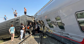 Rusya'da yolcu treni kamyona çarparak raydan çıktı, 140 yolcu yaralandı