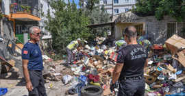 Kepez'de iki evin bahçesinden 12 kamyon çöp çıktı