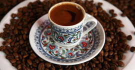 Kahve içmenin faydadan çok zarar verdiği saatler belli oldu. Bu saatlerde içmeyin