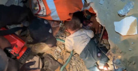 İsrail'in Gazze'de vurduğu evin enkazından bir bebek saatler sonra sağ çıkarıldı