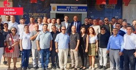 Tarsus Milli Eğitim Müdürü ilk iş AKP il başkanını ziyaret etti: Okul müdürleriyle AKP binası önünde poz verdi