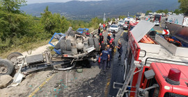 Bolu Dağı'nda kum yüklü tır karşı şeride geçip otomobile çarptı: İki ölü, iki yaralı