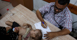 Gazze'de sokaklara akan lağım birikintilerden çocuklar su içiyor: 10 aylık bir bebek çocuk felcine yakalandı