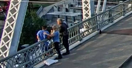 Bon Jovi, köprüye çıkıp aşağı atlamaya hazırlanan kadını konuşarak vazgeçirdi