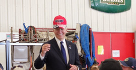 Biden, 'Trump 2024' yazılı şapka taktı