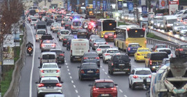 İstanbul'da haftanın son iş gününde tarfik yoğunluğu