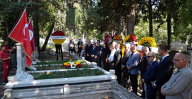 Metin Oktay, kabri başında anıldı