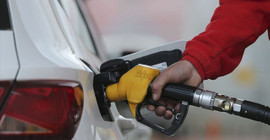 Döviz piyasası hareketli: Benzine 1,40 TL'lik zam yolda