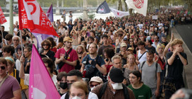 Fransa'da binlerce kişi Cumhurbaşkanı Macron'u protesto etti