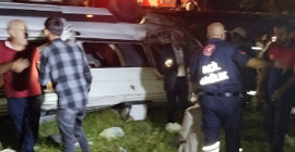 Bingöl'de yolcu minibüsü devrildi: 13 yaralı