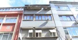 İstanbul'da temel kazısında 4 katlı binanın duvarı yıkıldı: Bitişiğindeki bina yan yattı