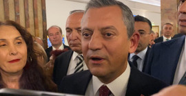 Özgür Özel'den ayakta karşılama açıklaması: Cumhurbaşkanlığı makamına saygısızlık yapmadık
