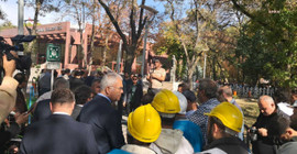 Kurtuluş Parkı, açlık grevine giren Fernas işçilerine kapatıldı: Bir işçi baygınlık geçirdi