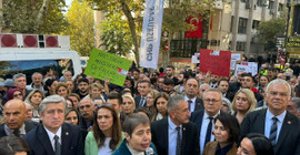 İl Sağlık Müdürlüğü önünde 'Yenidoğan çetesi' protestosu: Memişoğlu sorumlu, istifa etmelidir