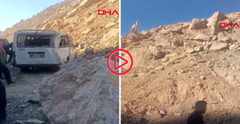 Hakkari'de yol çalışması sırasında minibüsün üzerine kaya düştü