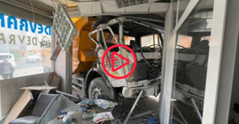 Avcılar'da kamyon iş yerine girdi