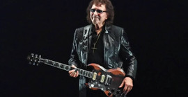 Black Sabbath'ın kurucusu Iommi, ünlü gitarını Hard Rock Cafe'ye kaptırmış