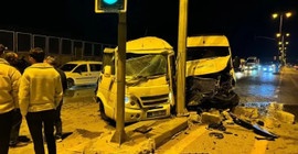 Ankara'da işçileri taşıyan iki servis minibüsü çarpıştı: 21 yaralı