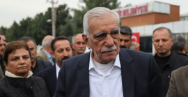 Mardin'de seçilmişler belediye önünde toplandı... Ahmet Türk'ten Erdoğan'a: Benim idiğim belli, sizin ne olduğunuz belli değil
