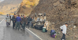 Hakkari'de minibüs takla attı, dört kişi yaralandı