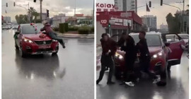 Para için gelin arabasının kaputuna çıktı, damat ve yakınları tarafından dövüldü