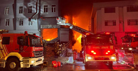 Beylikdüzü'nde fabrika yangını: Patlamalar yaşanıyor