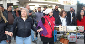 Bayraklı Belediyesi işçileri grevde: İlçede çöpler yollara taştı