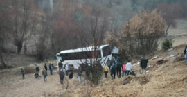Kütahya'da işçileri taşıyan servis şarampole devrildi: Bir ölü, yedi yaralı