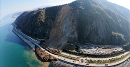 Heyelanın vurduğu Karadeniz Sahil Yolu'na 100 bin ton toprak akmış