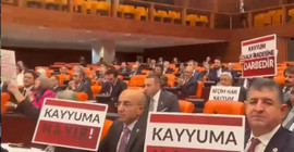 Bakan Yerlikaya’ya Meclis'te kayyım protestosu: 'Kayyım halk iradesine darbedir'