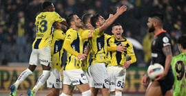 Başakşehir 10 kişi kaldı: Fenerbahçe üç puanı üç golle kaptı
