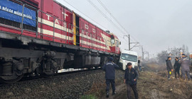 Kırklareli'nde yük treni servis aracına çarptı: İki yaralı