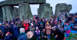 Stonehenge'de binlerce kişi kış gün dönümünü kutladı